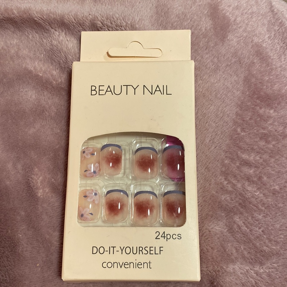 Flowery Press-on Nails